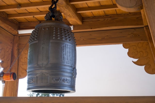 A huge bell in a Japanese temple
